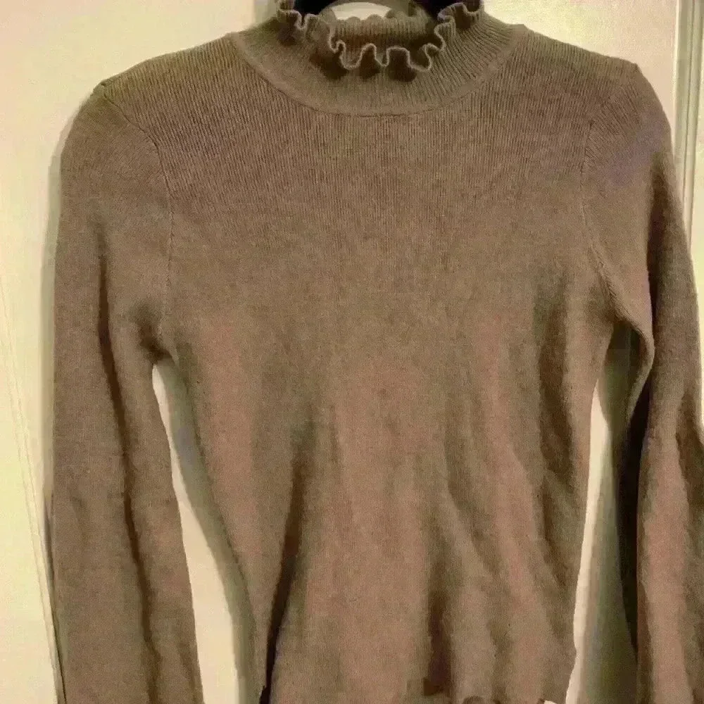 EVIDNT tan bell sleeve ruffle mock neck sweater, Women’s Size Small